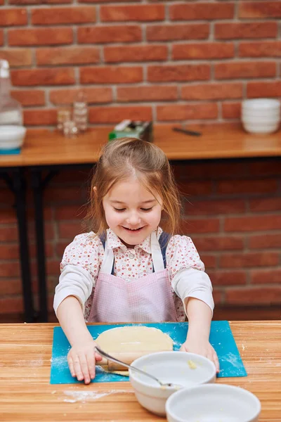 Chica Rodando Pasta Para Pastel Niño Participando Taller Horneado Clases —  Fotos de Stock