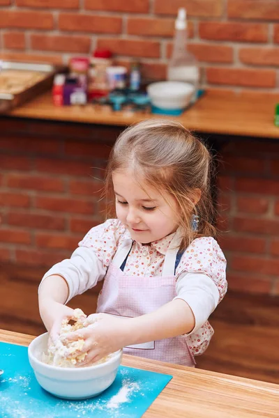 Niña Amasando Masa Para Hornear Pastel Niño Participando Taller Horneado —  Fotos de Stock