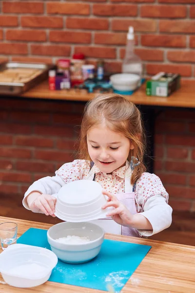 Niña Que Combina Los Ingredientes Para Hornear Pastel Niño Participando — Foto de Stock