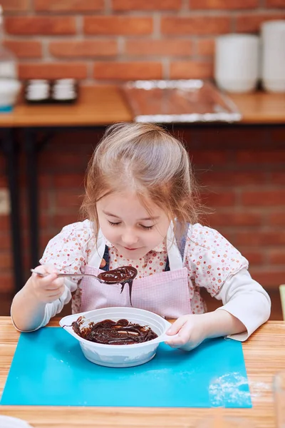 Niña Oliendo Chocolate Derretido Cacao Niño Participando Taller Horneado Clases — Foto de Stock