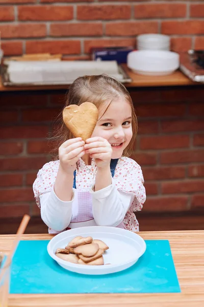 Een Klein Meisje Dat Blij Wordt Van Gebakken Koekjes Een — Stockfoto