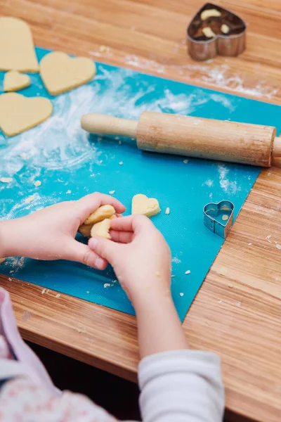 Niña Cortando Masa Forma Corazón Para Las Galletas Niño Participando — Foto de Stock