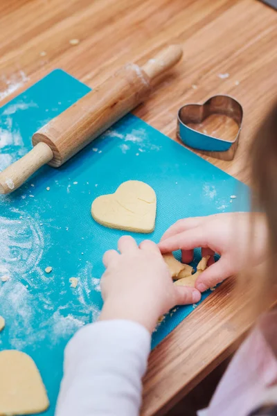 Niña Cortando Masa Forma Corazón Para Las Galletas Niño Participando —  Fotos de Stock