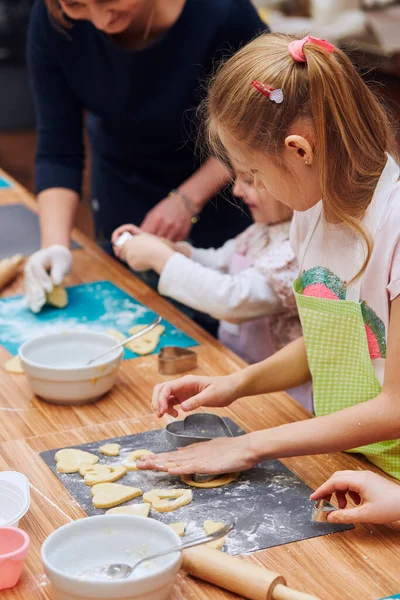 Las Niñas Cortan Masa Forma Corazón Para Las Galletas Niños — Foto de Stock