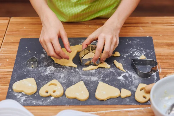 Chica Cortando Masa Las Formas Del Corazón Para Las Galletas — Foto de Stock