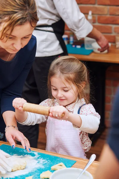 Niña Rodando Pasta Con Ayuda Madre Para Las Galletas Cortar — Foto de Stock