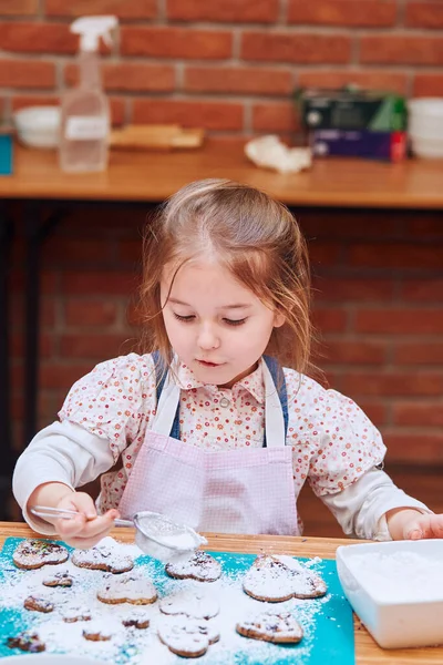 Niña Decorando Sus Galletas Horneadas Con Colorido Espolvorear Azúcar Glaseado — Foto de Stock