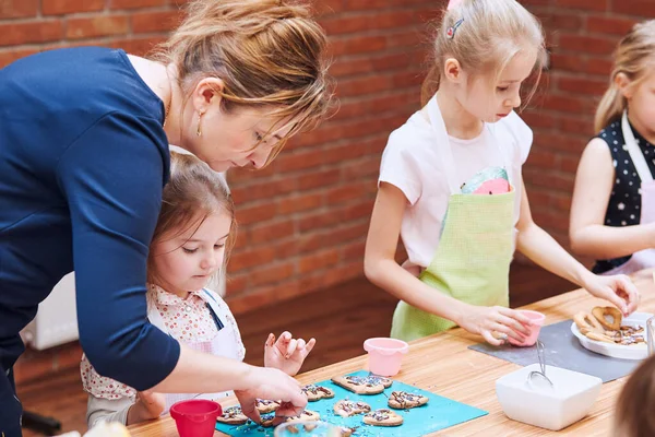 Niña Con Ayuda Madre Para Decorar Galletas Horneadas Con Colorido — Foto de Stock