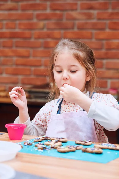 Pequeña Niña Degustación Galletas Horneado Uno Mismo Decoración Sus Galletas — Foto de Stock