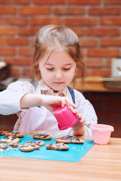 Niña Decorando Sus Galletas Horneadas Con Colorido Espolvorear Azúcar Glaseado —  Fotos de Stock