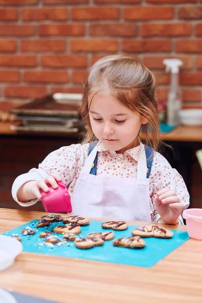 Niña Decorando Sus Galletas Horneadas Con Colorido Espolvorear Azúcar Glaseado — Foto de Stock