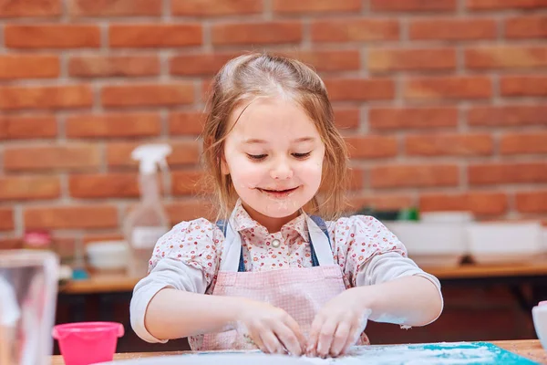 Niña Comiendo Azúcar Glaseado Que Quedó Después Hornear Galletas Niño —  Fotos de Stock