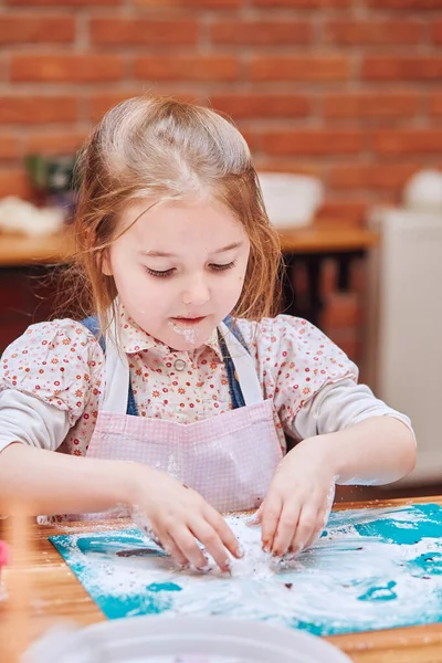 Bambina Mangia Zucchero Velo Rimasto Dopo Aver Cotto Biscotti Ragazzo — Foto Stock