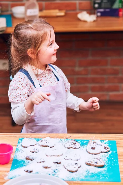 Niña Disfrutando Sus Galletas Horneadas Decorar Las Galletas Con Colorido — Foto de Stock