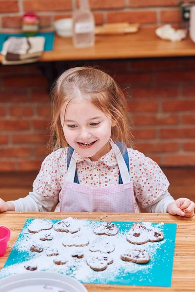 Niña Feliz Por Sus Galletas Horneadas Decorar Las Galletas Con — Foto de Stock