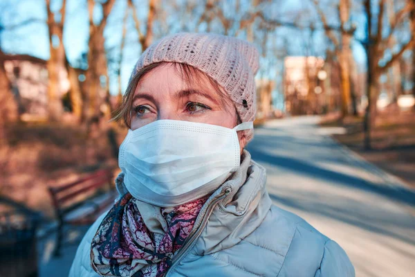 Mulher Usando Máscara Facial Para Evitar Infecção Pelo Vírus Para — Fotografia de Stock