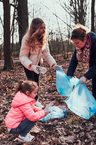 Une Famille Nettoie Une Forêt Des Bénévoles Ramassent Les Déchets — Photo