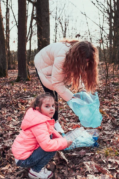 Familia Limpiando Bosque Voluntarios Recogiendo Residuos Plásticos Bolsas Concepto Contaminación —  Fotos de Stock