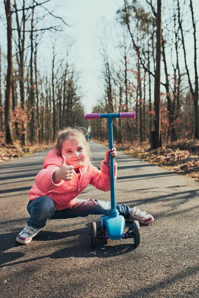 Κοριτσάκι Που Παίζει Στο Πάρκο Καβαλάει Σκούτερ Περνάει Καλά Την — Φωτογραφία Αρχείου