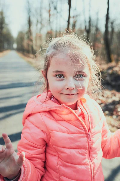 Портрет Маленької Дівчинки Яка Грає Парку Розважається Сонячний Осінній День — стокове фото