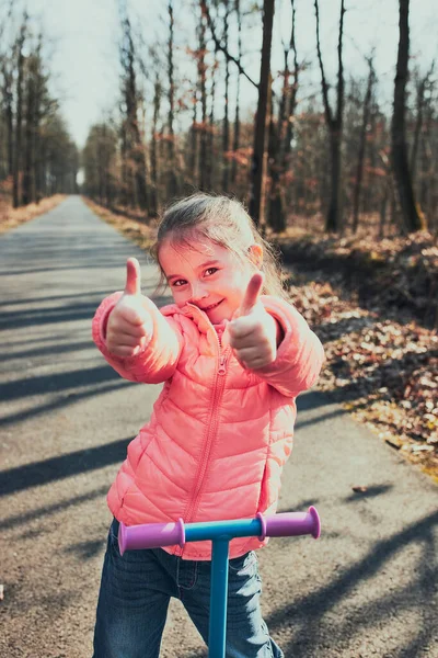 Маленька Дівчинка Грає Парку Катається Скутері Розважаючись Сонячний Осінній День — стокове фото