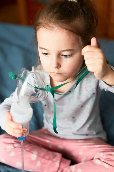 Niña Enferma Recibiendo Tratamiento Médico Por Inhalación Con Nebulizador Niño — Foto de Stock
