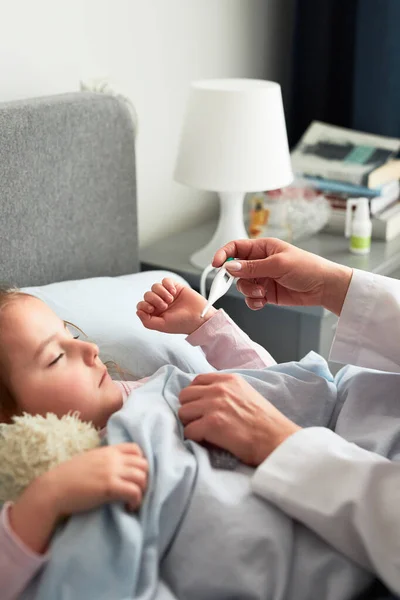 Doctor Visitando Pequeño Paciente Casa Midiendo Temperatura Chica Enferma Acostada — Foto de Stock