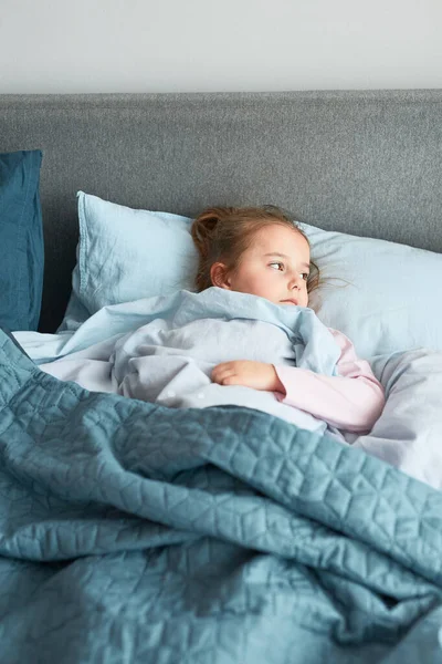 Маленькая Больная Девочка Лежит Постели Покрытая Одеялом Больной Ребенок Выздоравливает — стоковое фото