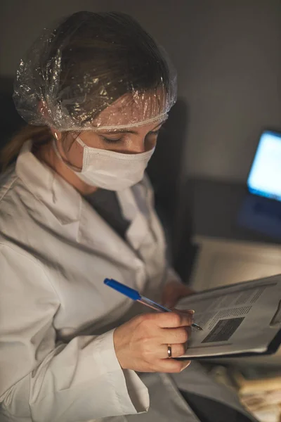 Docteur Remplissant Document Personnel Hospitalier Travaillant Nuit Femme Portant Uniforme — Photo