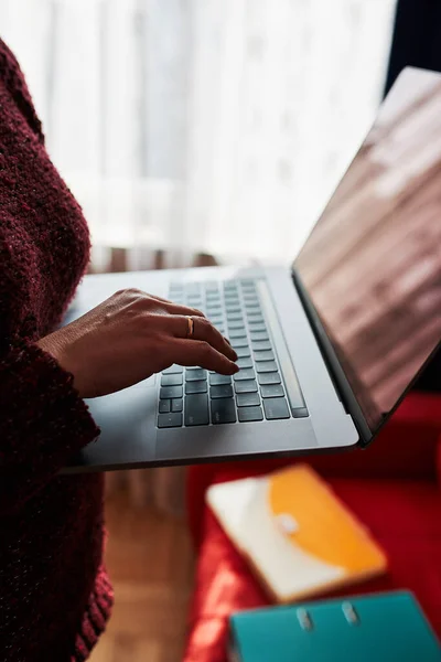 Kadın Anne Covid Karantinası Sırasında Evden Bilgisayara Bağlanıp Uzaktan Işini — Stok fotoğraf
