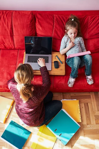 Vrouwelijke Moeder Die Afstand Haar Werk Doet Tijdens Videochat Call — Stockfoto