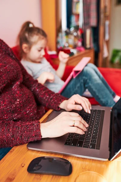 Vrouwelijke Moeder Die Afstand Haar Werk Doet Tijdens Videochat Call — Stockfoto