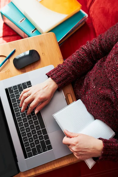 Žena Matka Pracuje Dálku Během Video Chatu Online Kurzu Webinář — Stock fotografie