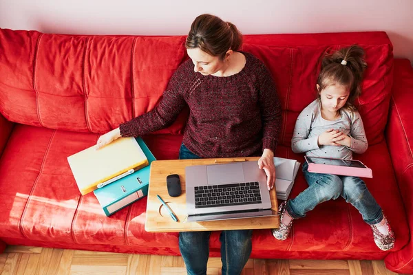 Vrouwelijke Moeder Die Afstand Haar Werk Doet Tijdens Videochat Call — Stockfoto