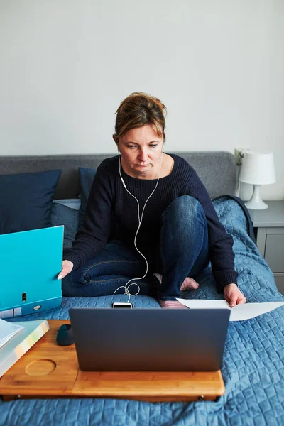 Vrouw Die Afstand Haar Werk Doet Tijdens Videochat Call Stream — Stockfoto