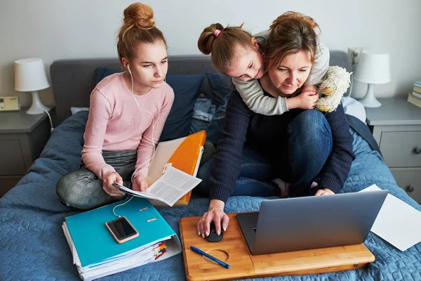 Kadın Anne Kız Covid Karantinası Sırasında Evden Laptopta Online Kurs — Stok fotoğraf