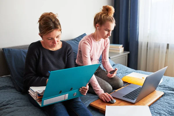 Femmes Mère Fille Qui Travaillent Apprenant Distance Faire Travail Pendant — Photo