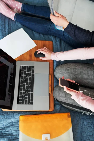 Las Mujeres Madre Hija Que Trabajan Aprendiendo Remotamente Haciendo Trabajo — Foto de Stock