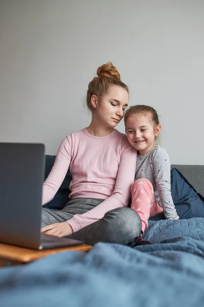 Tiener Meisje Haar Jongere Zus Spelen Leren Laptop Tijd Samen — Stockfoto