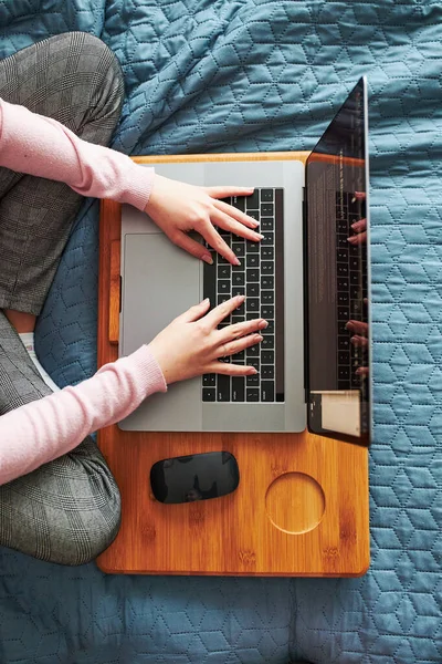 Tienermeisje Dat Thuis Aan Schooltaken Werkt Afstand Haar Laptop Tijdens — Stockfoto