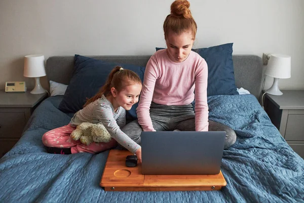 Tienermeisje Dat School Werkt Test Huiswerk Afstand Haar Laptop Van — Stockfoto