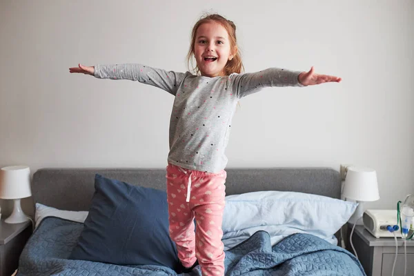 Pequeña Niña Alegre Juguetona Divirtiéndose Haciendo Caras Graciosas Tontas Saltando —  Fotos de Stock