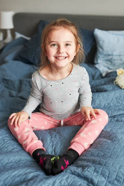 Malý Šťastný Hravý Dítě Dívka Baví Dělat Hloupé Legrační Obličeje — Stock fotografie