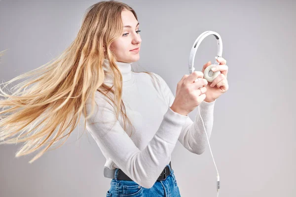 Junge Frau Hört Musik Streaming Inhalte Spaß Beim Ansehen Von — Stockfoto