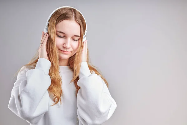 Junge Frau Hört Musik Streaming Inhalte Spaß Beim Ansehen Von — Stockfoto