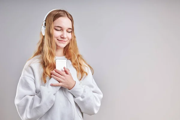 Junge Frau Hört Musik Streaming Inhalte Spaß Beim Ansehen Von — Stockfoto