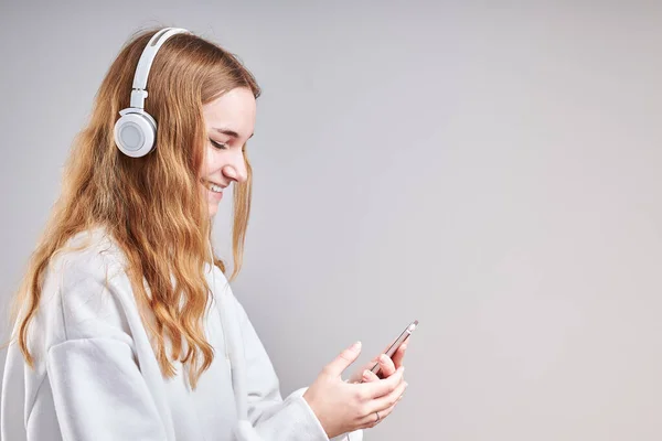 Junge Frau Hört Musik Streaming Inhalte Spaß Beim Ansehen Von — Stockfoto