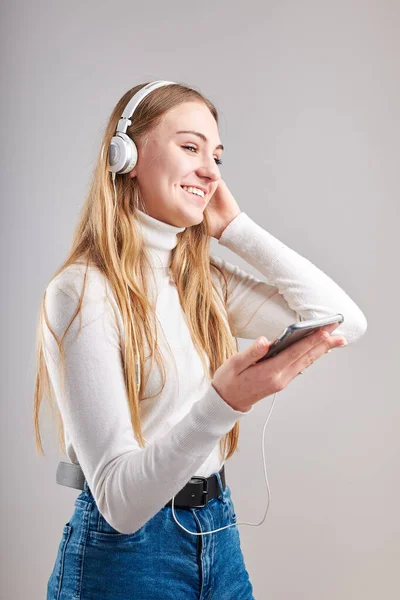 Menina Jovem Ouvindo Música Streaming Conteúdo Divertindo Assistindo Vídeo Desfrutando — Fotografia de Stock