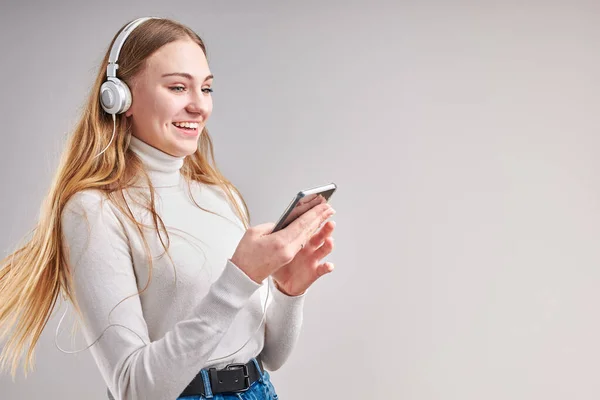 Junge Frau Hört Musik Streaming Inhalte Spaß Beim Ansehen Von — Stockfoto