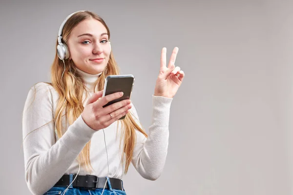 Junge Frau Hört Musik Streaming Inhalte Spaß Beim Ansehen Von — Stockfoto